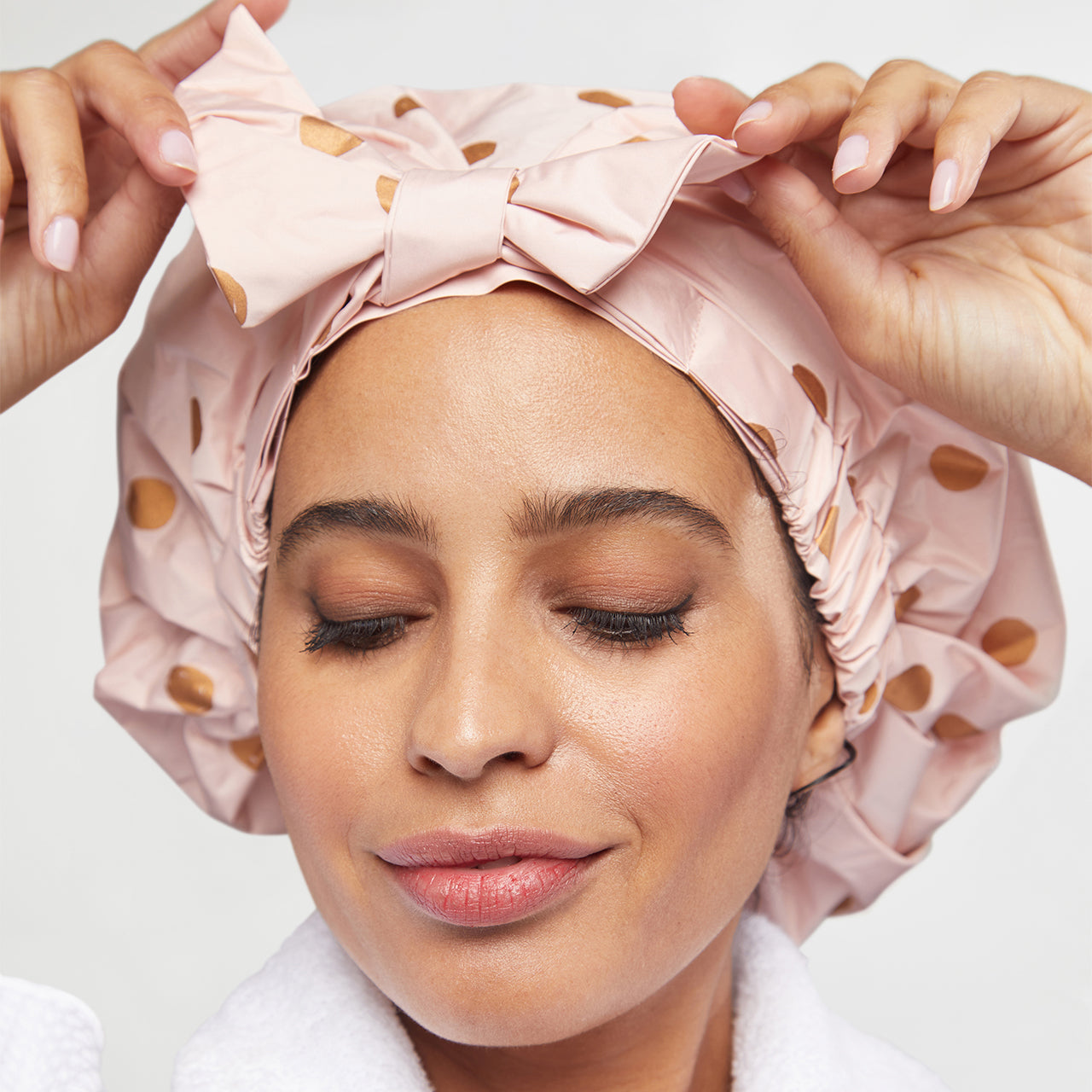 0842-Luxe-ShowerCap-Model-Cleanse-BlushDot